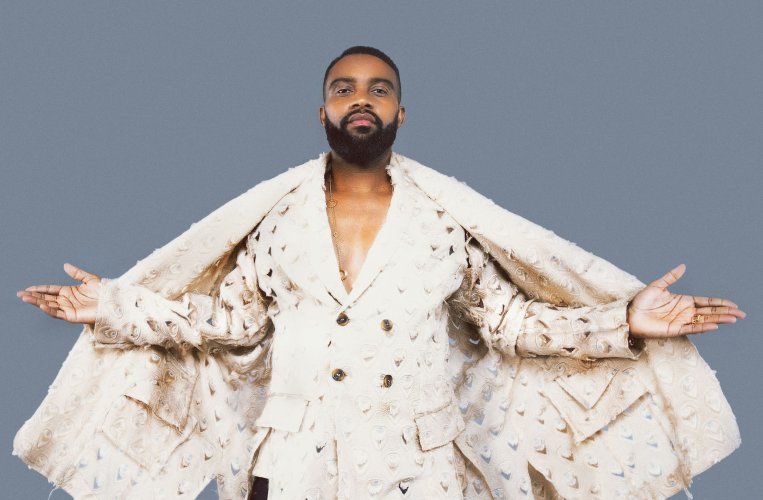 Fally Ipupa habillé en blanc